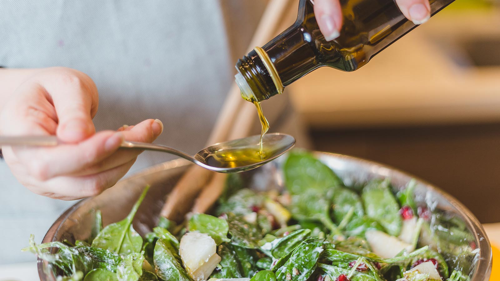 Enriqueciendo una ensalada con AOVE